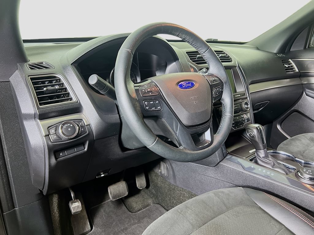 Certified 2018 Ford Explorer XLT w/ Equipment Group 202A AWD/4WD image 11