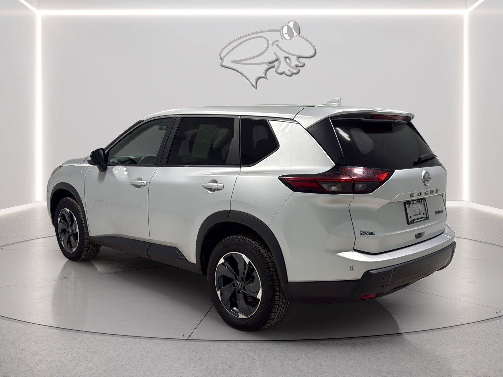 Used 2024 Nissan Rogue SV AWD/4WD image 3