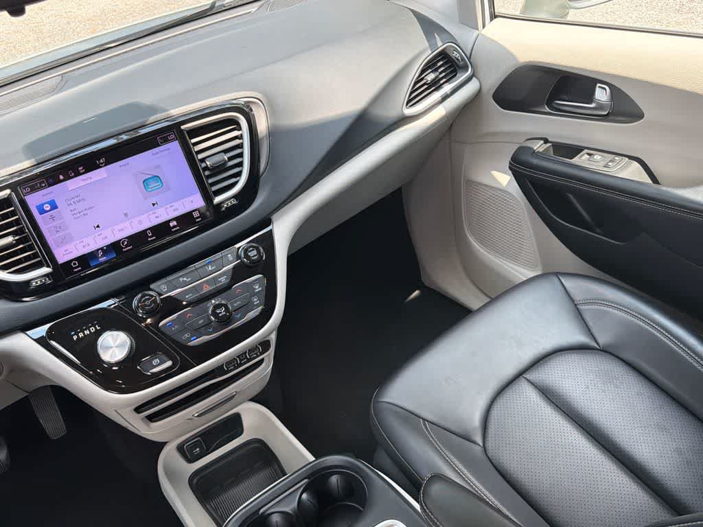 Used 2023 Chrysler Pacifica Touring-L FWD image 21