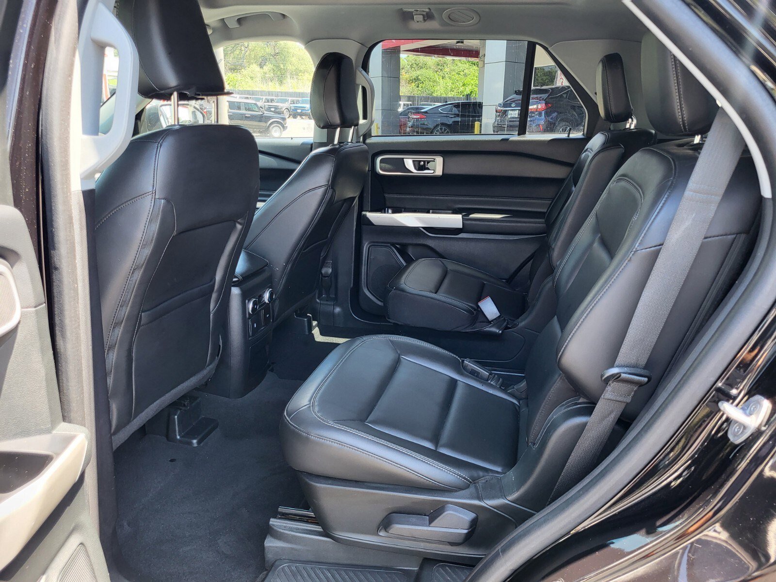 Certified 2022 Ford Explorer XLT w/ Equipment Group 202A AWD/4WD image 17