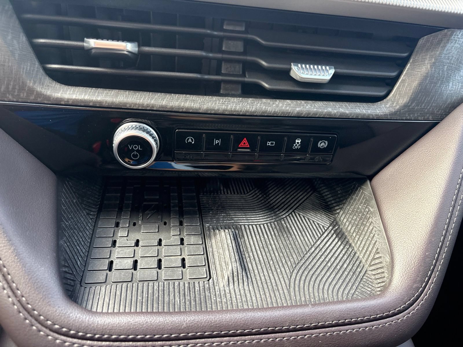 Certified 2025 Ford Explorer Platinum RWD image 32