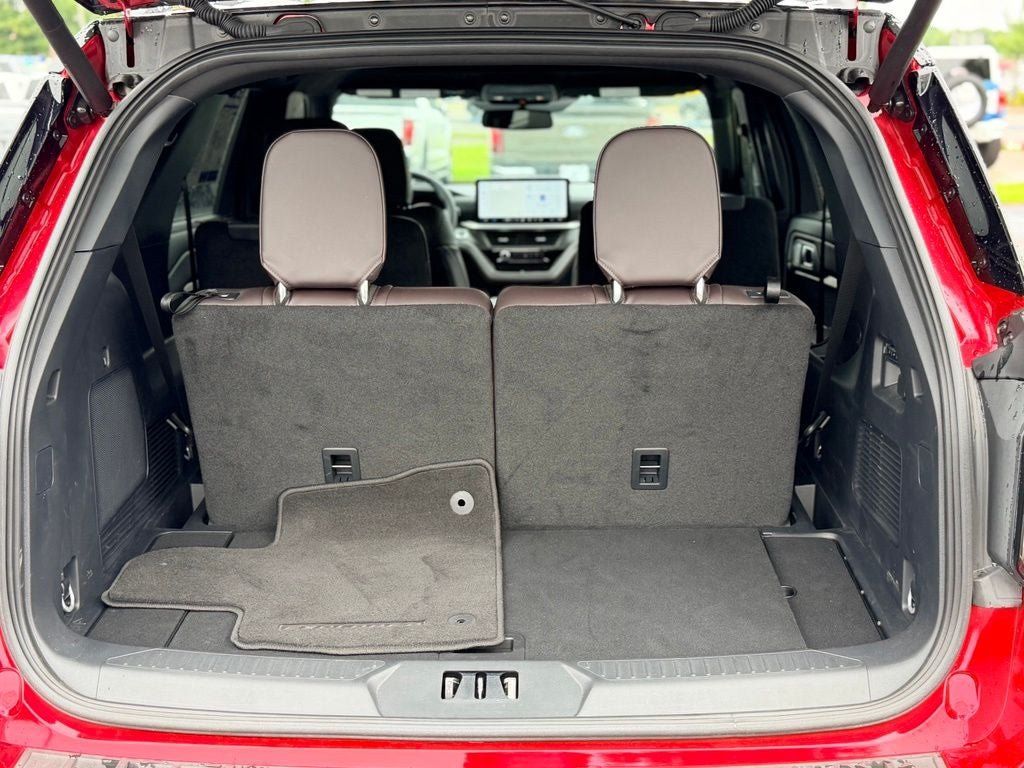 Certified 2025 Ford Explorer Platinum RWD image 32