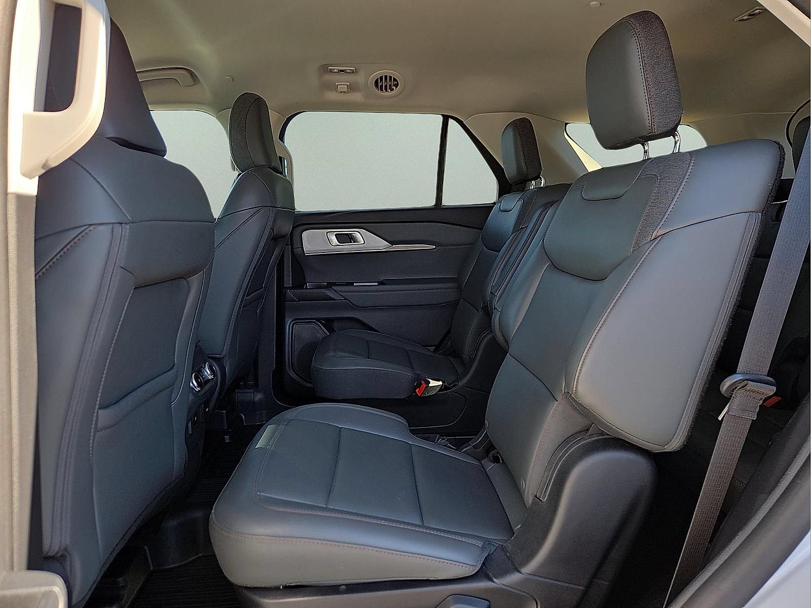 Certified 2025 Ford Explorer Active w/ Active Comfort Package RWD image 11