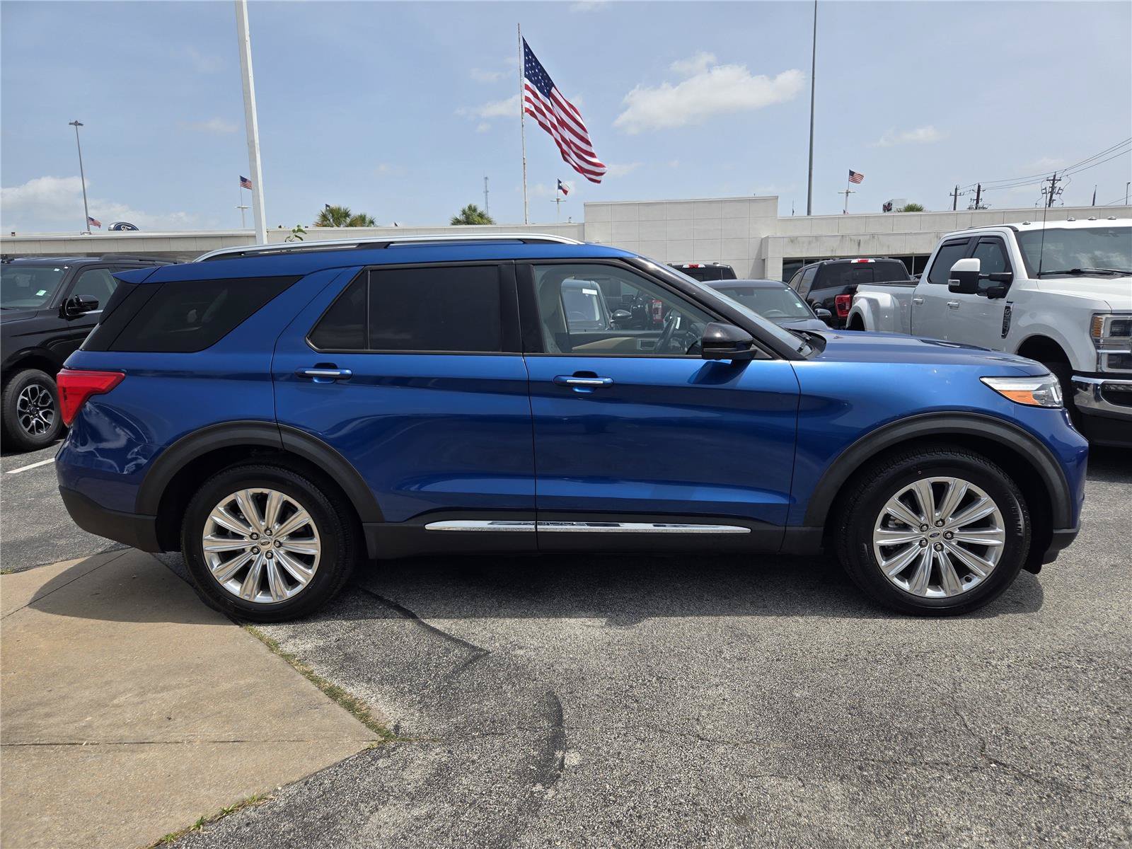 Certified 2020 Ford Explorer Limited w/ Hybrid Equipment Group 310A RWD image 4