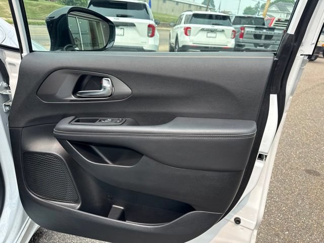 Used 2025 Chrysler Pacifica Select FWD image 33