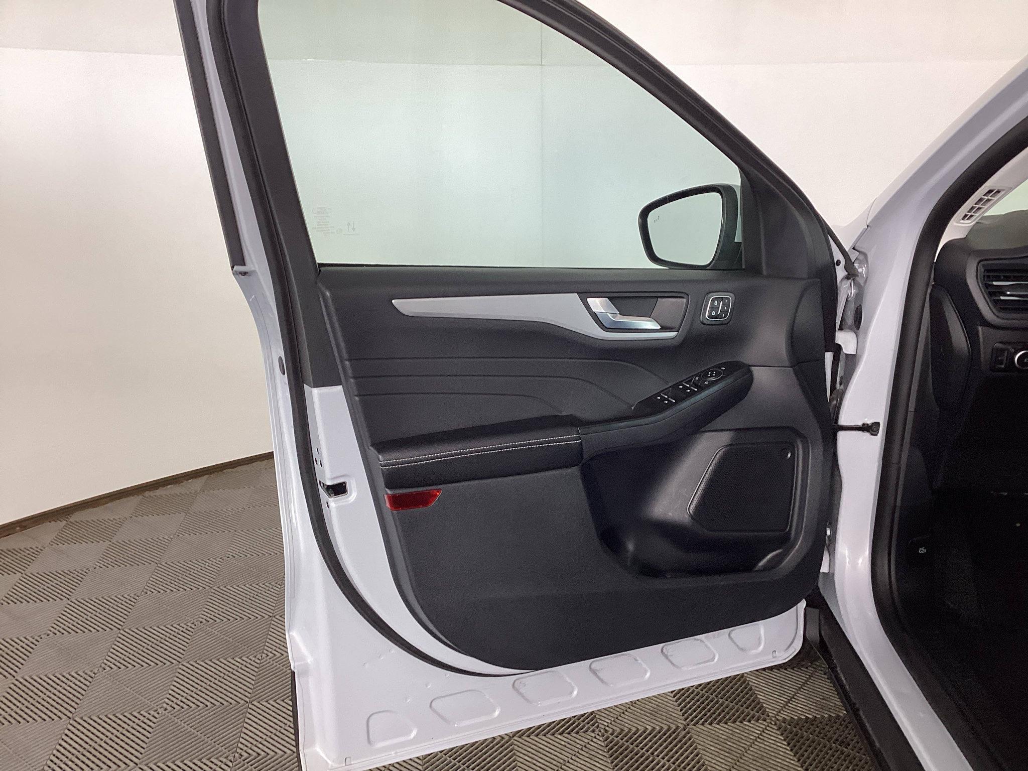 Certified 2025 Ford Escape Platinum AWD/4WD image 15