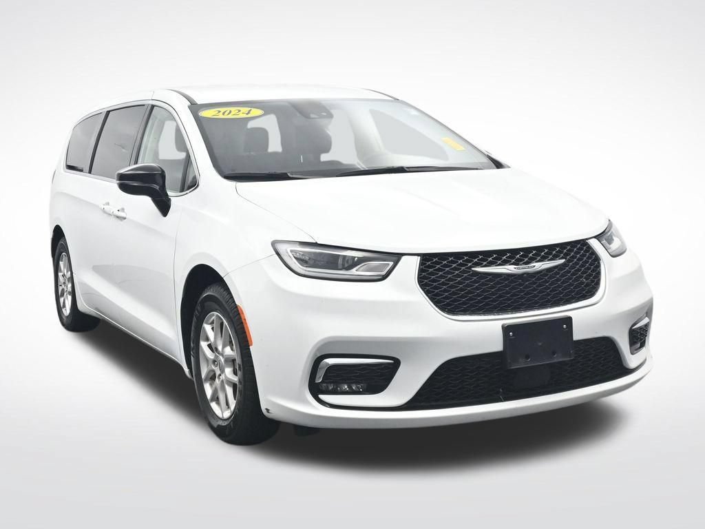 Used 2024 Chrysler Pacifica Touring-L FWD image 3