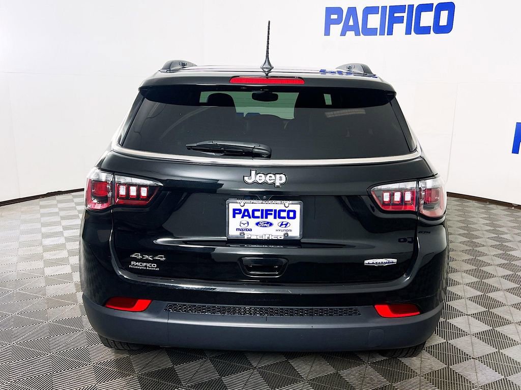 Used 2025 Jeep Compass Latitude w/ Sun & Sound Group AWD/4WD image 8
