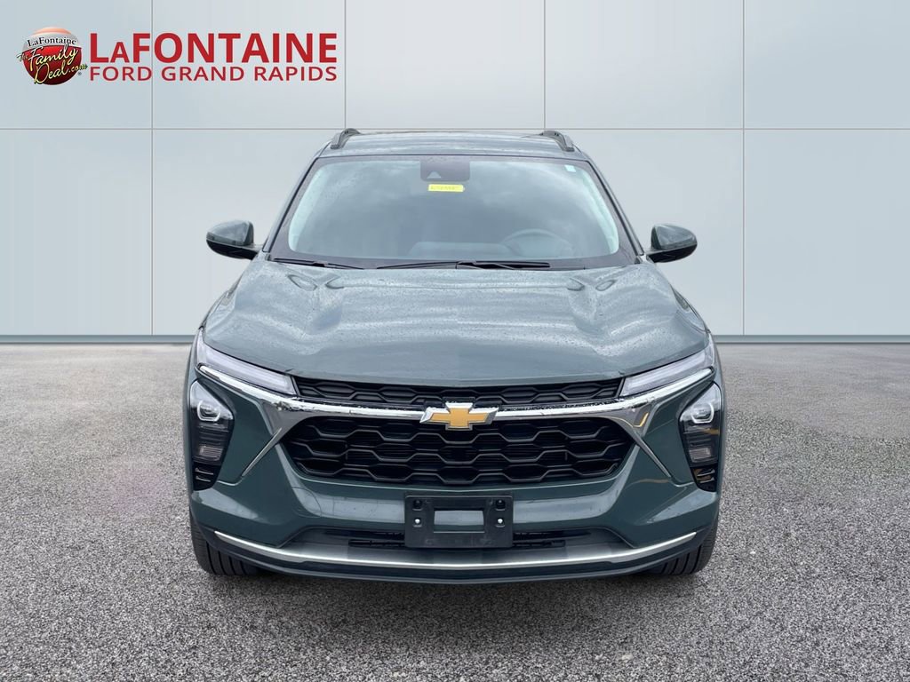 Used 2025 Chevrolet Trax LT FWD image 2