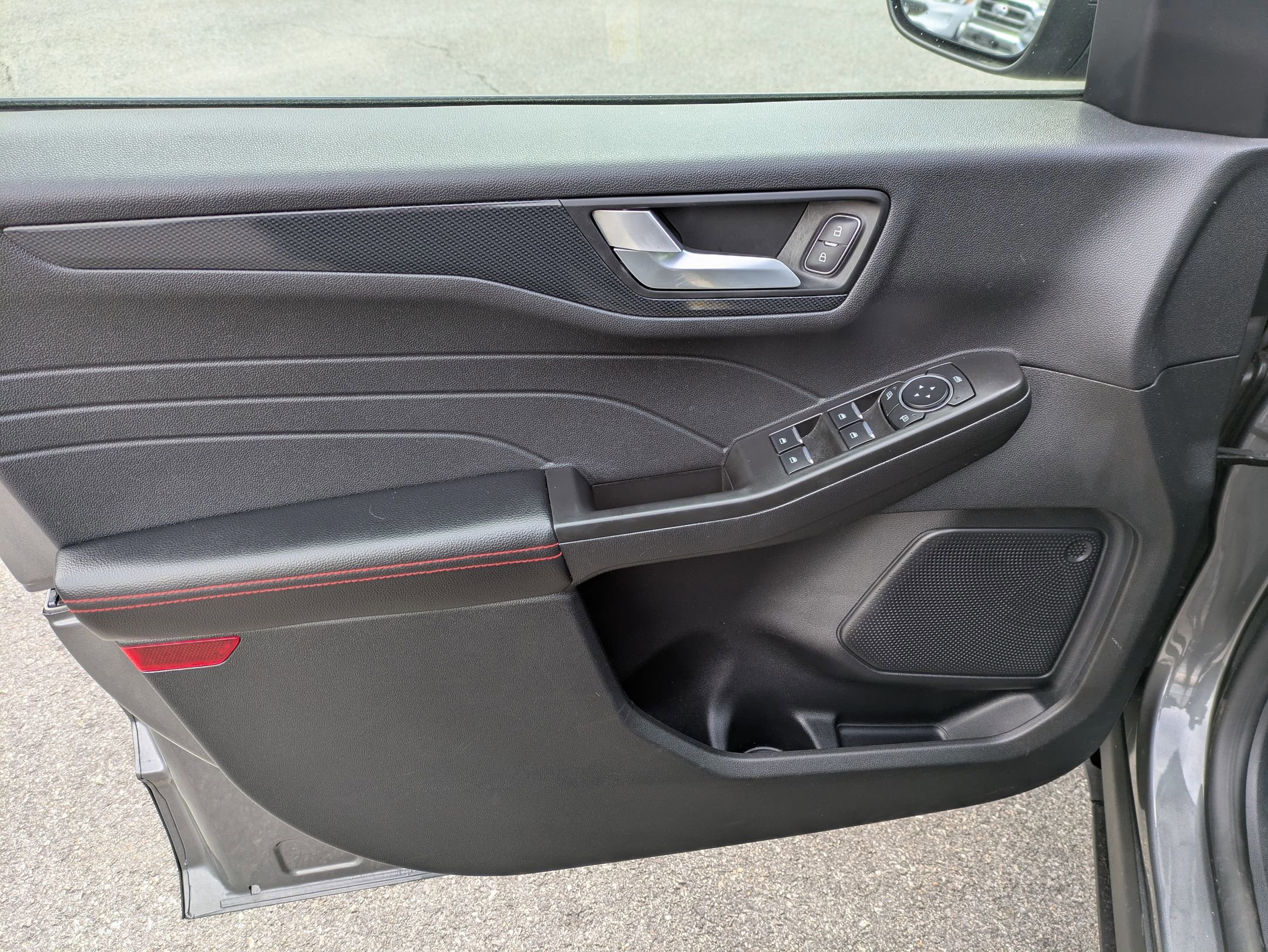 Certified 2025 Ford Escape ST-Line Select AWD/4WD image 6
