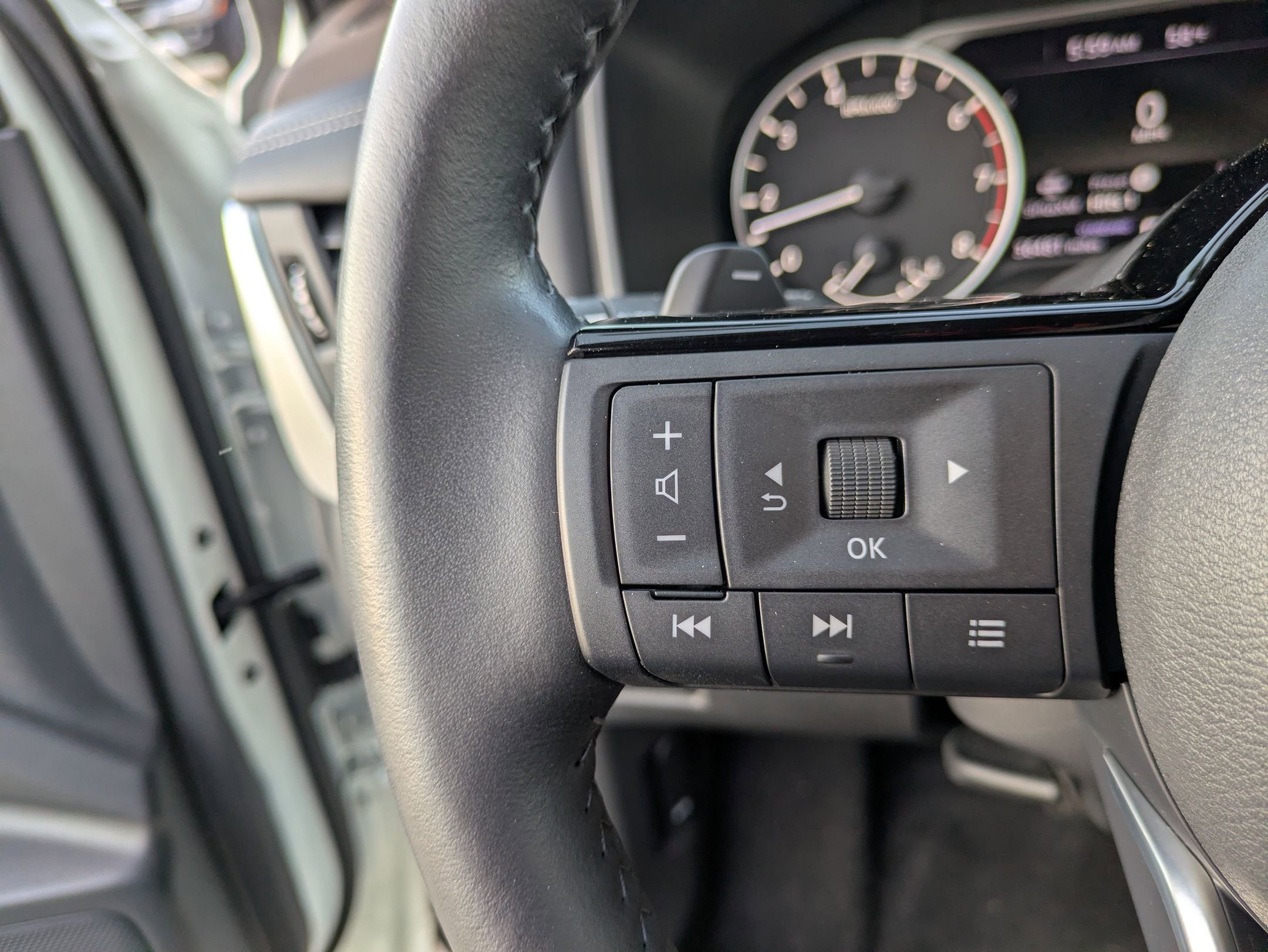 Used 2023 Nissan Rogue SV w/ SV Premium B Package FWD image 18