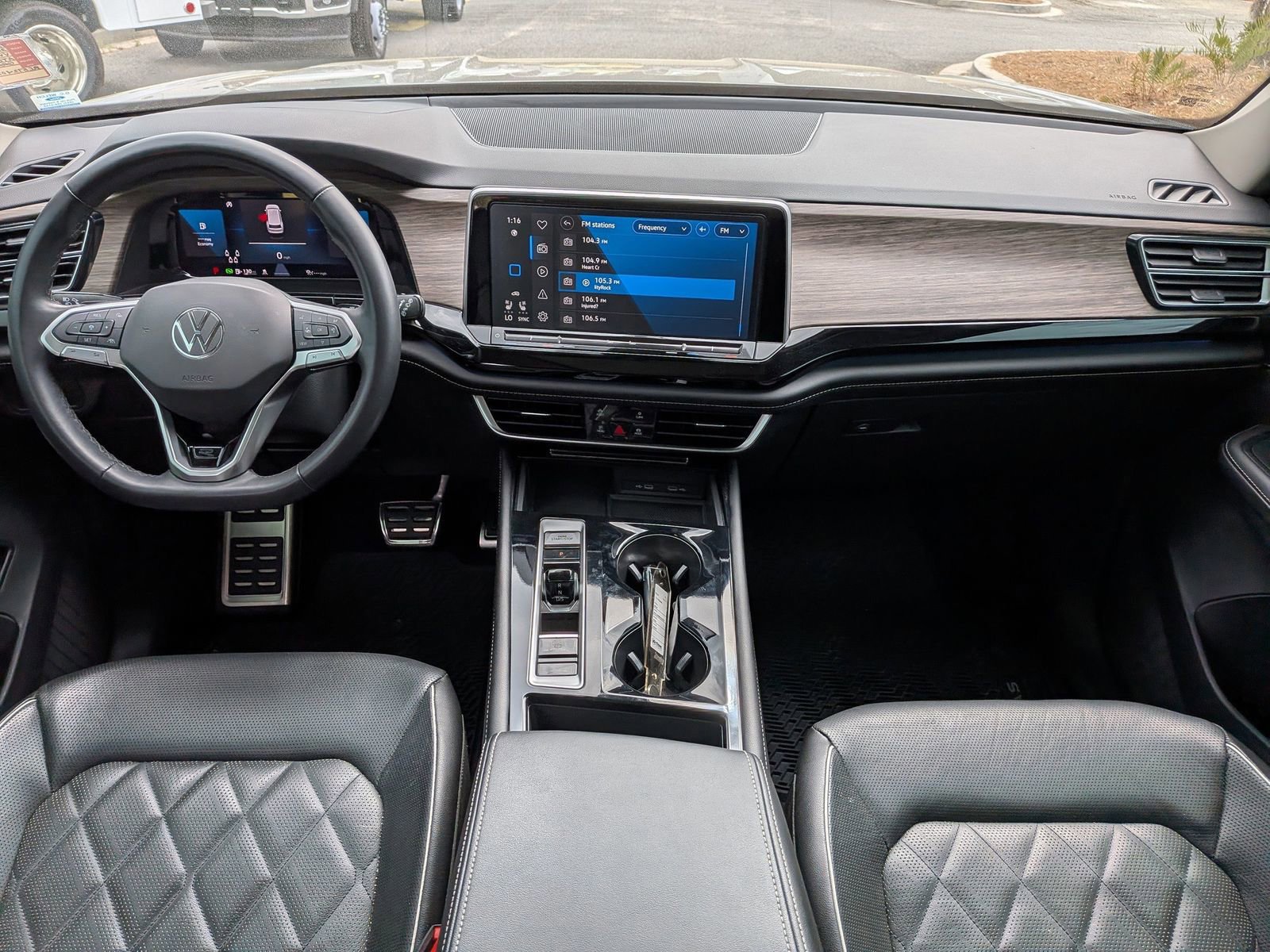 Used 2024 Volkswagen Atlas SEL Premium R-Line image 9