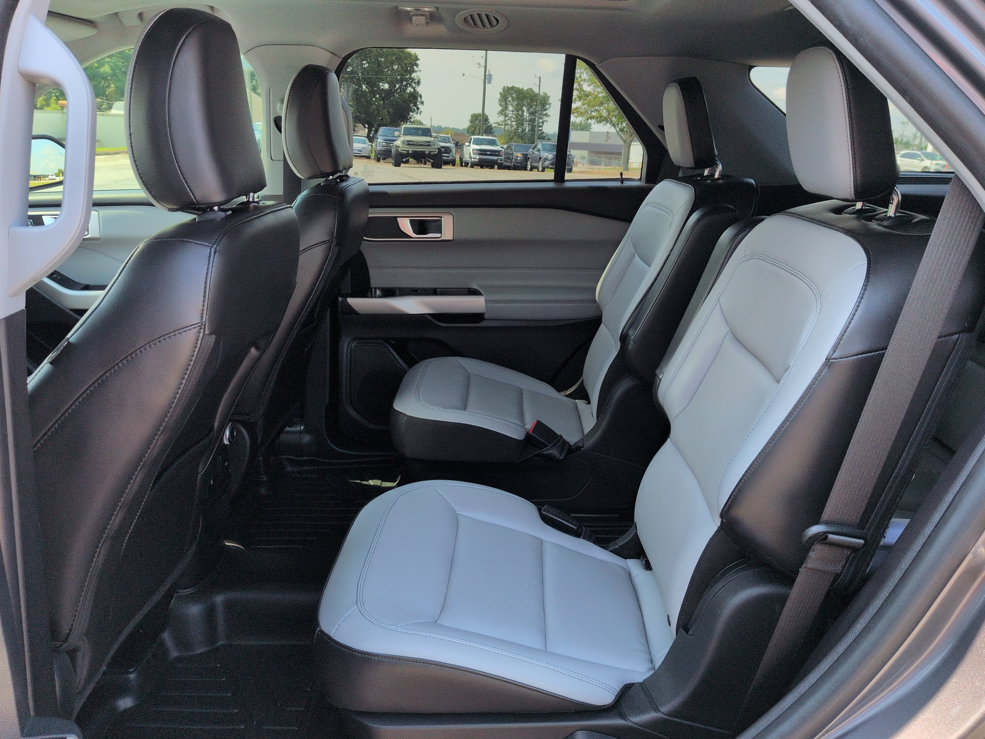 Certified 2021 Ford Explorer XLT w/ Equipment Group 202A AWD/4WD image 12