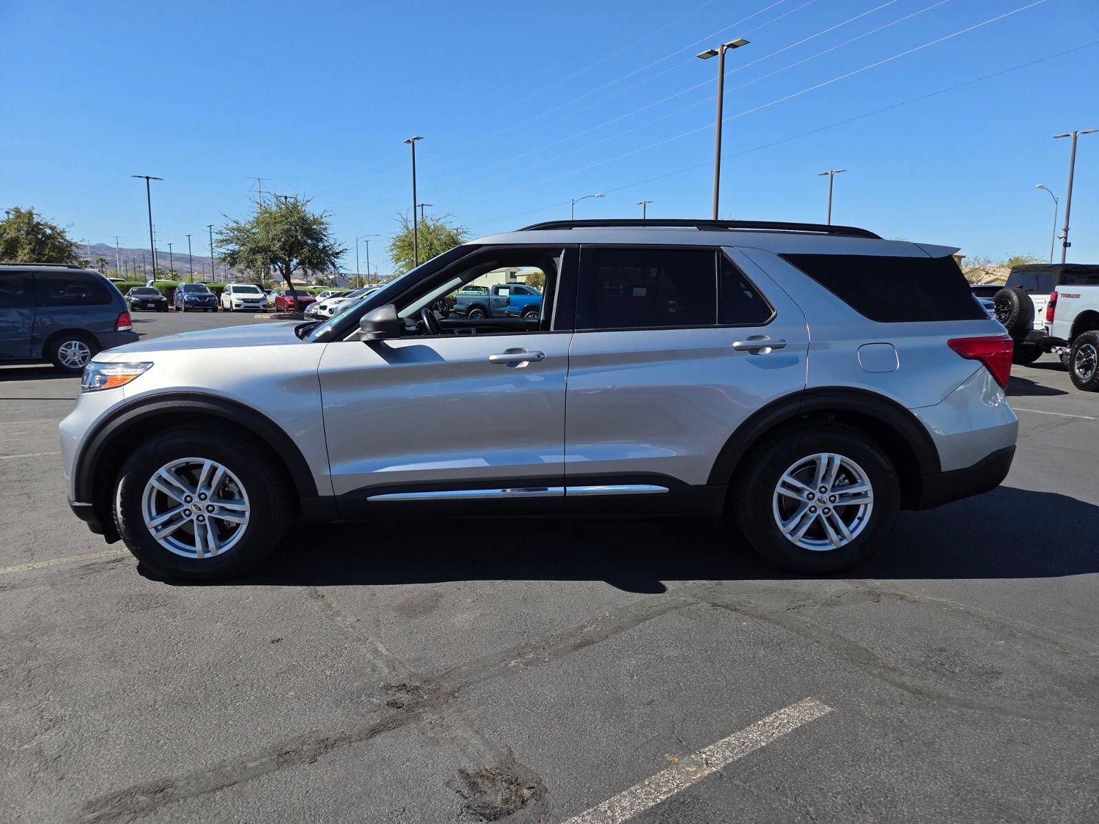 Certified 2021 Ford Explorer XLT RWD image 3