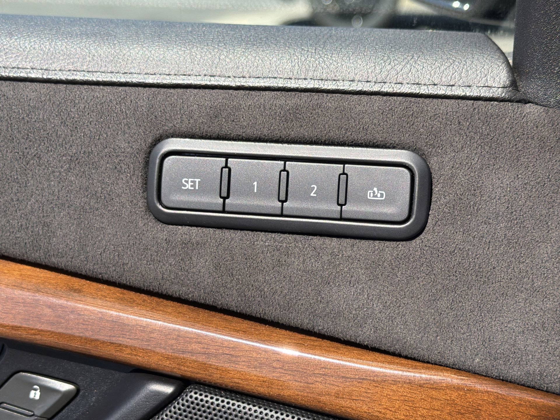 Used 2020 Cadillac Escalade Luxury w/ Escalade Sport Edition AWD/4WD image 26