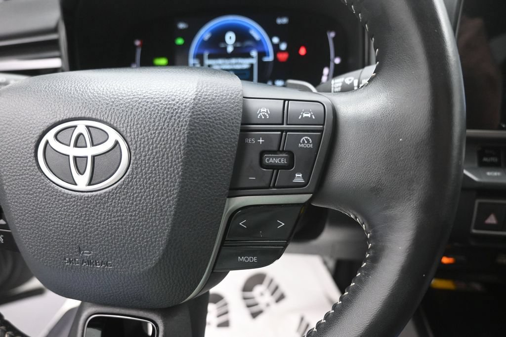Used 2025 Toyota Camry SE FWD image 7