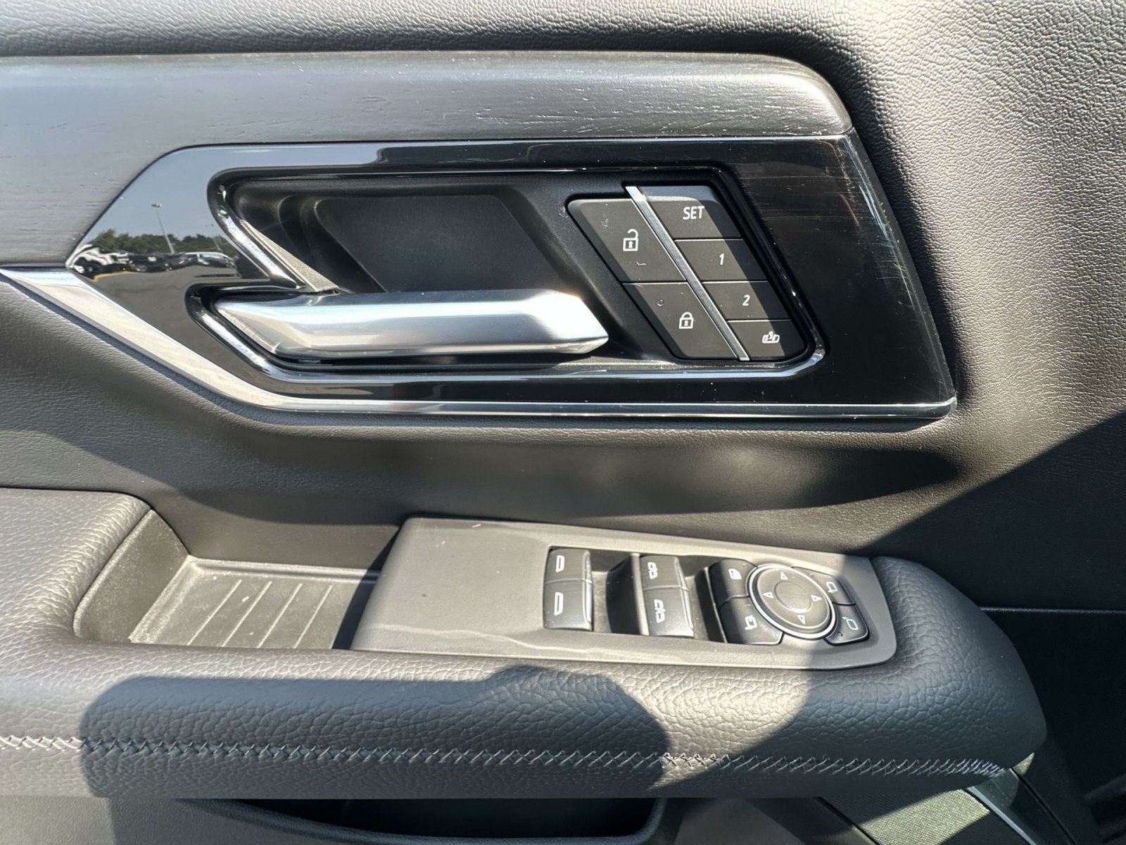 Used 2025 GMC Yukon XL Denali AWD/4WD image 23