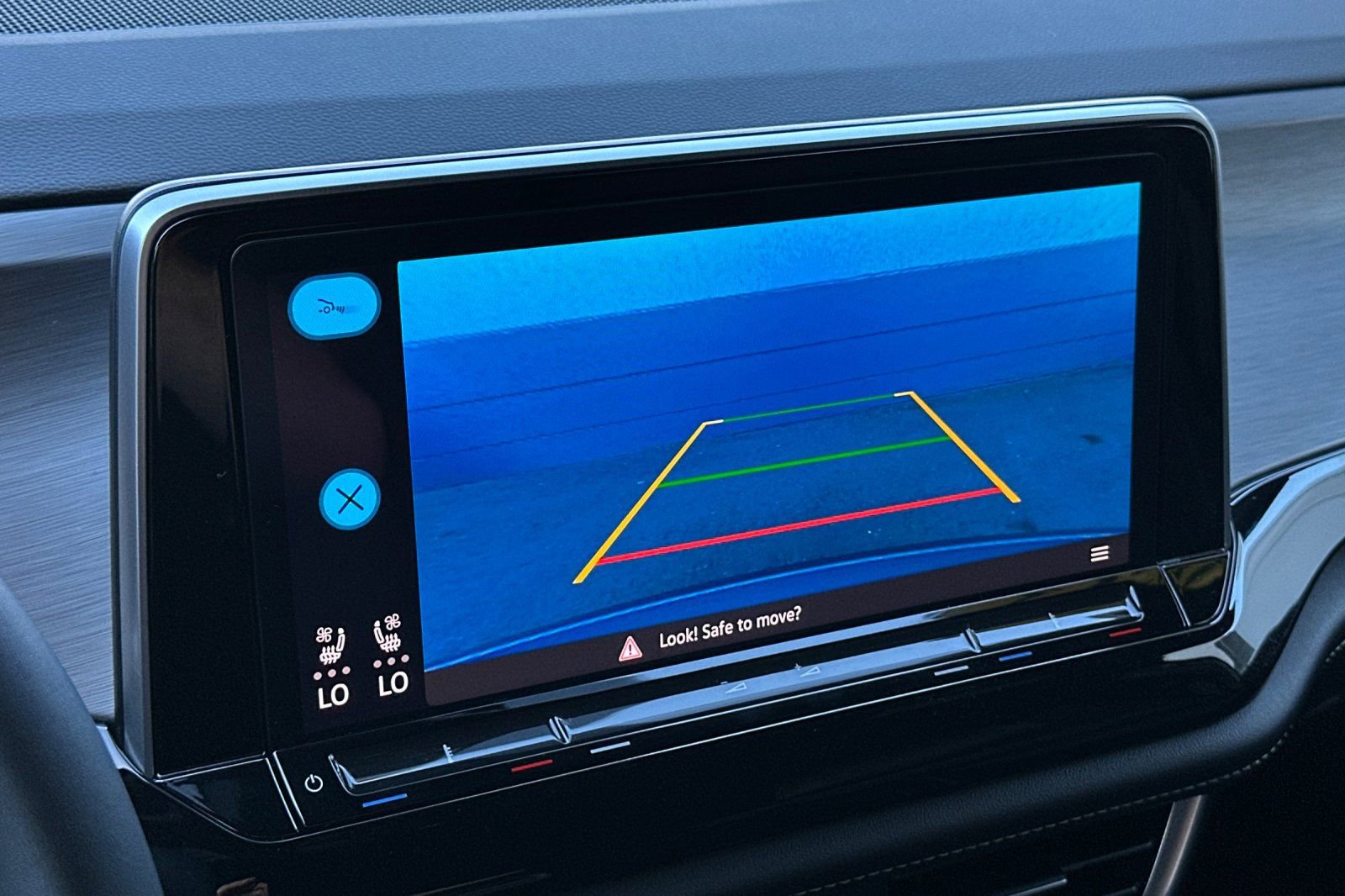 Used 2024 Volkswagen Atlas Cross Sport SE image 18