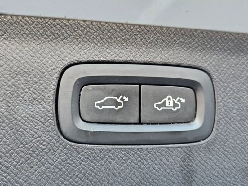 Used 2020 Volvo XC90 T5 Momentum image 16