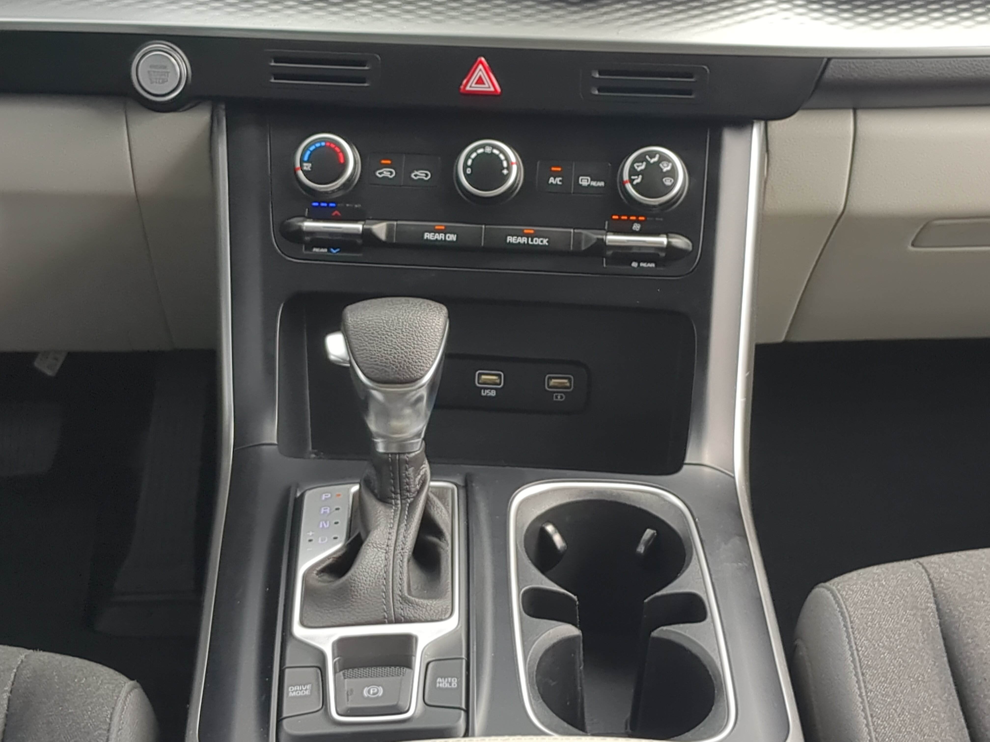 Used 2023 Kia Carnival LX FWD image 17