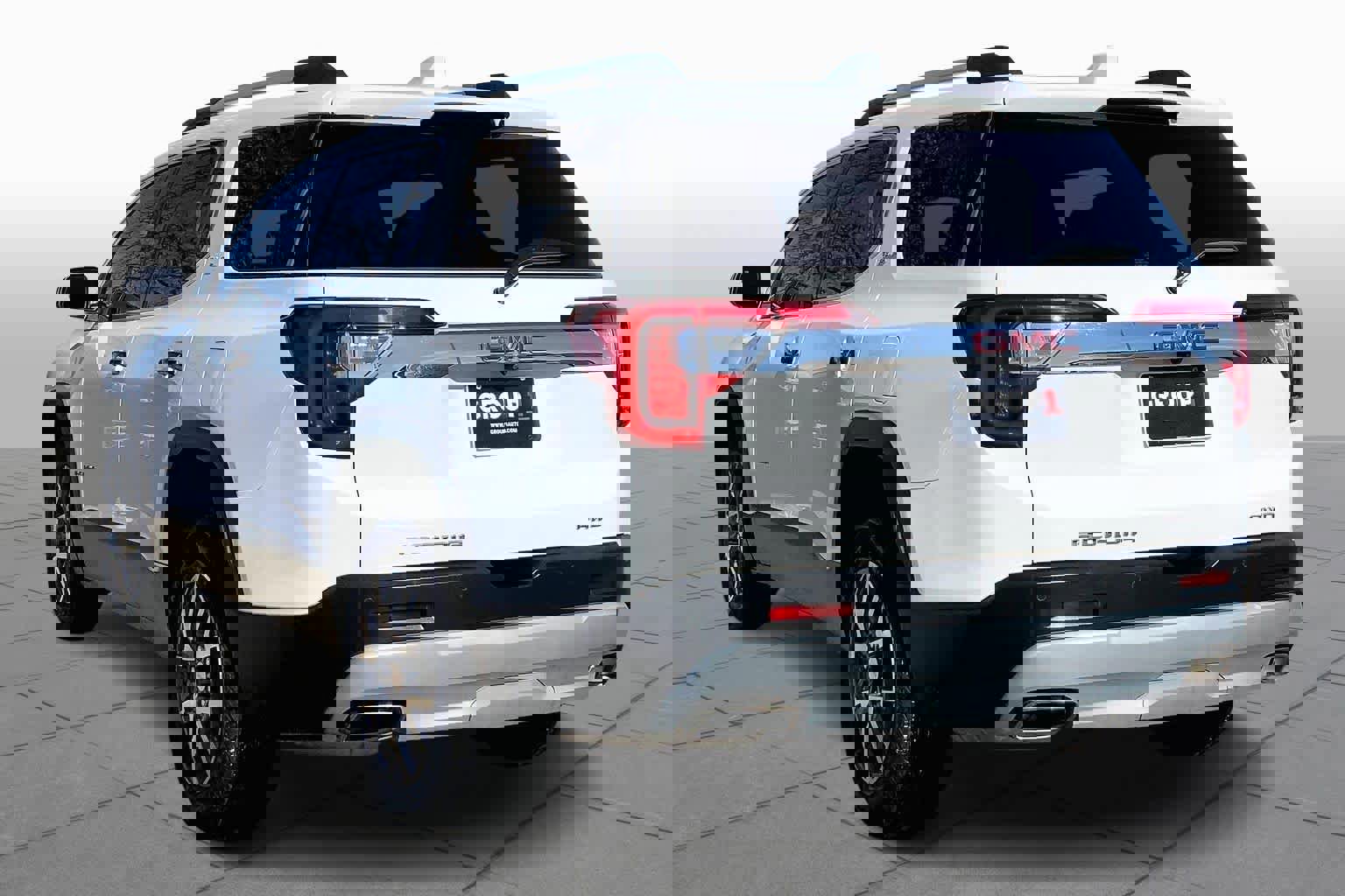 Certified 2023 GMC Acadia SLE w/ Driver Convenience Package image 4