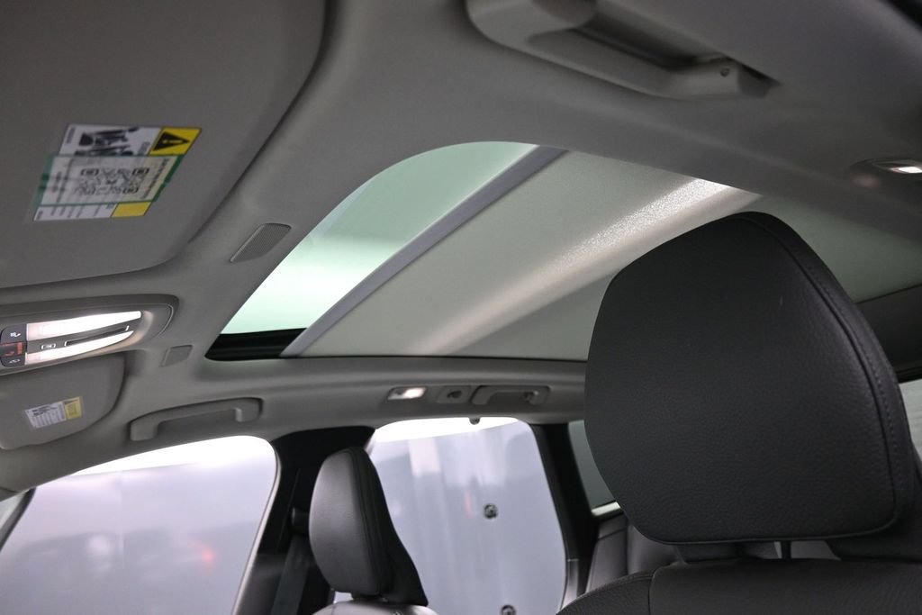 Used 2025 Volvo XC60 B5 Plus AWD/4WD image 18
