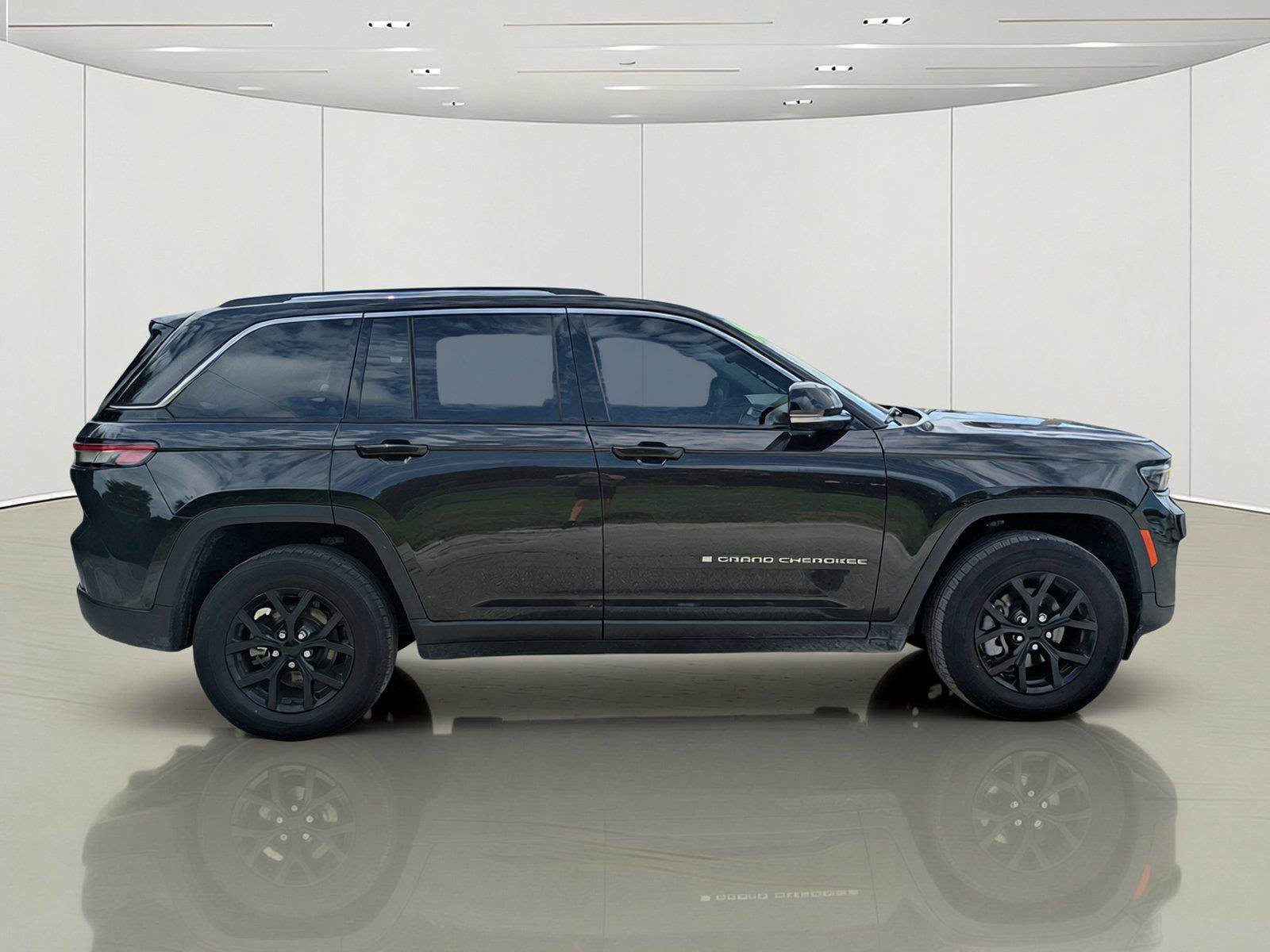 Used 2023 Jeep Grand Cherokee Limited AWD/4WD image 4