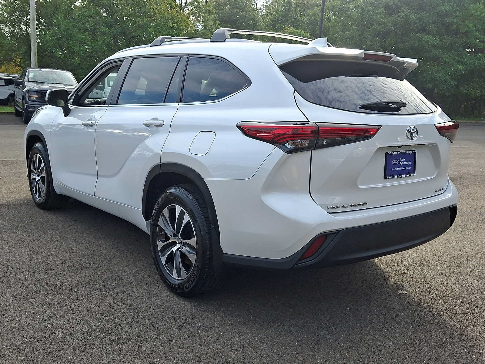 Used 2023 Toyota Highlander XLE AWD/4WD image 4