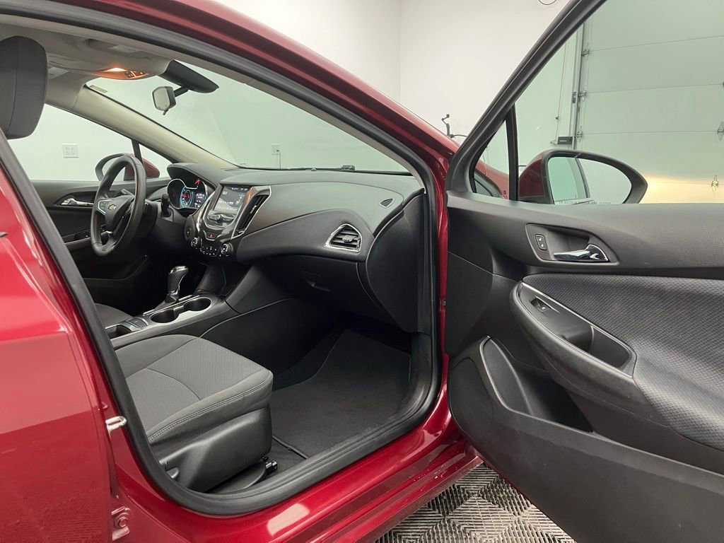 Used 2018 Chevrolet Cruze LT w/ Convenience Package image 23