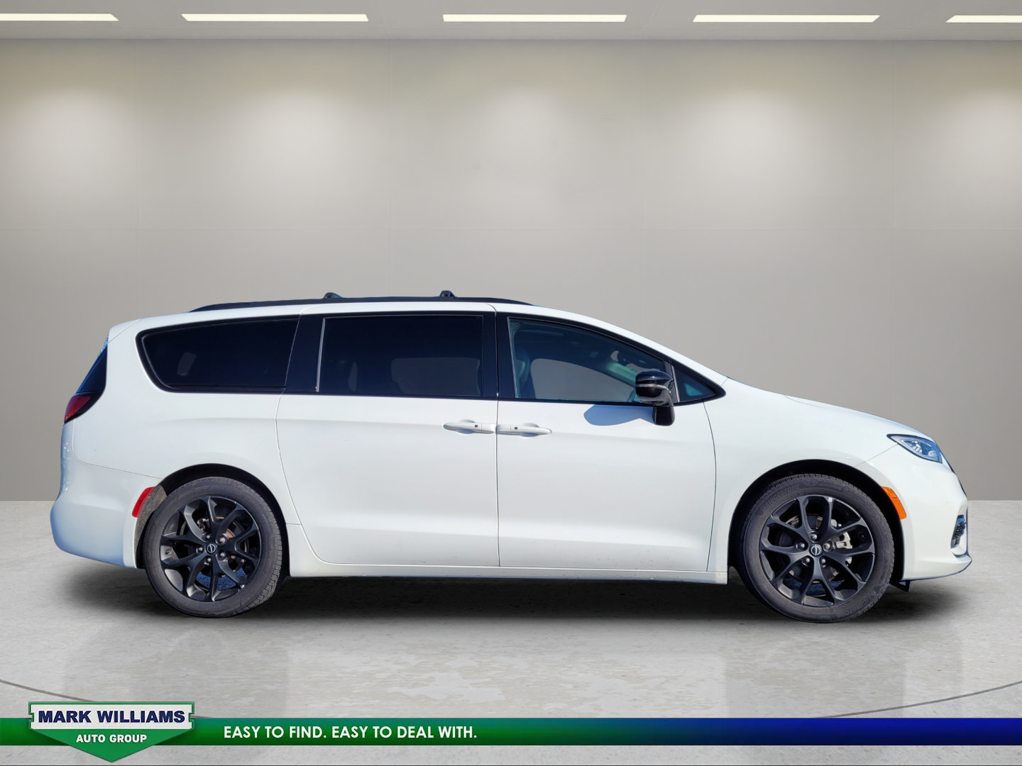 Used 2025 Chrysler Pacifica Limited FWD image 2