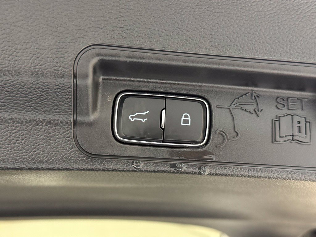 Certified 2025 Ford Explorer Active AWD/4WD image 5