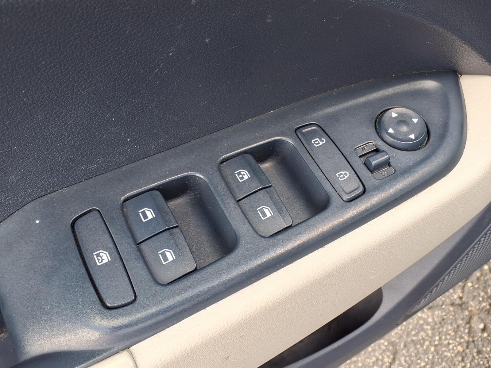 Used 2025 Hyundai Venue Limited FWD image 12