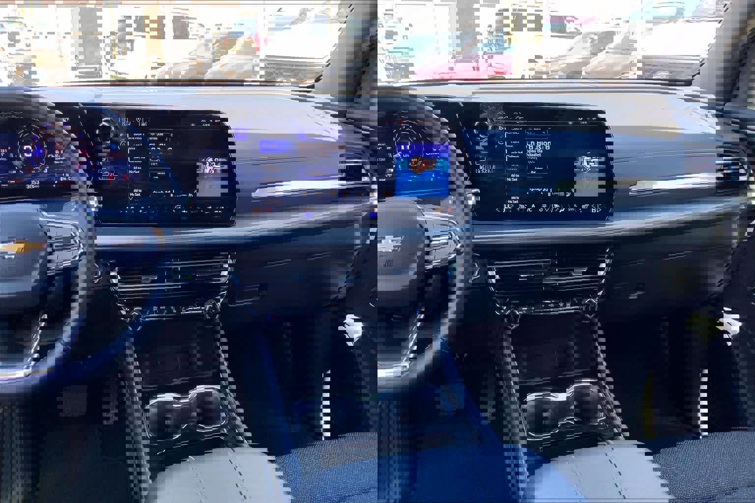 Used 2025 Chevrolet Traverse LT image 9