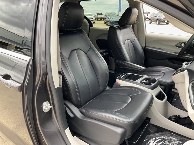 Used 2023 Chrysler Pacifica Touring-L FWD image 15
