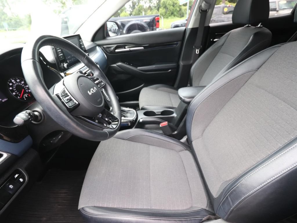 Used 2023 Kia Seltos S FWD image 2