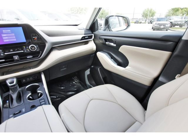 Used 2023 Toyota Highlander XLE FWD image 9