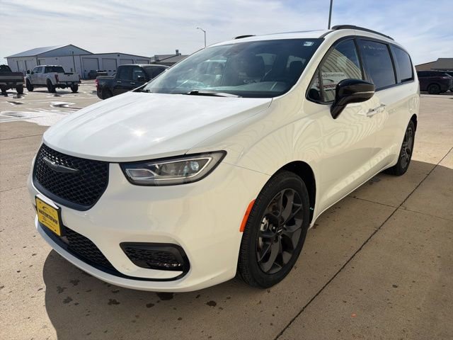 Used 2025 Chrysler Pacifica Limited FWD image 4