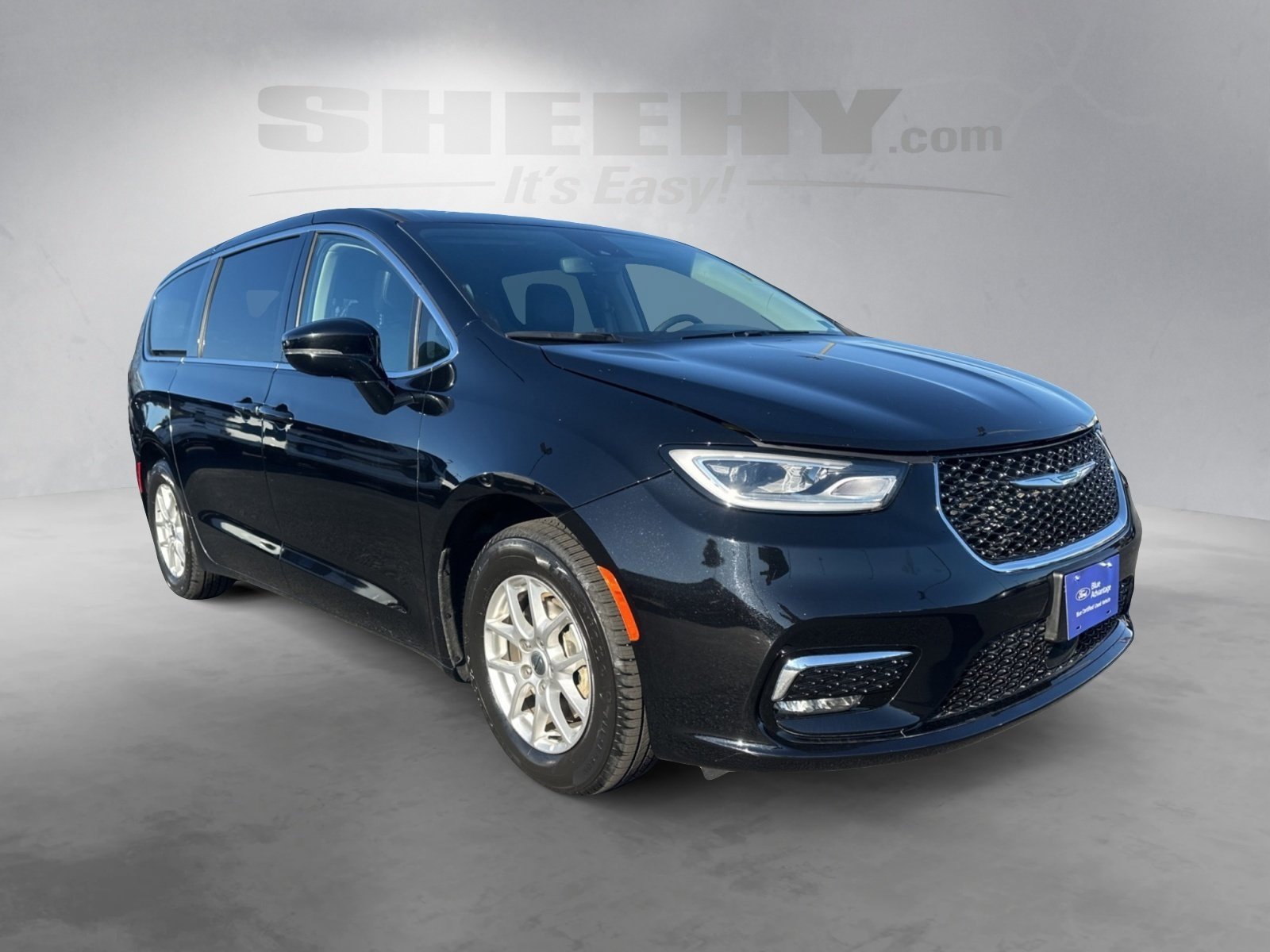 Used 2024 Chrysler Pacifica Touring-L image 2