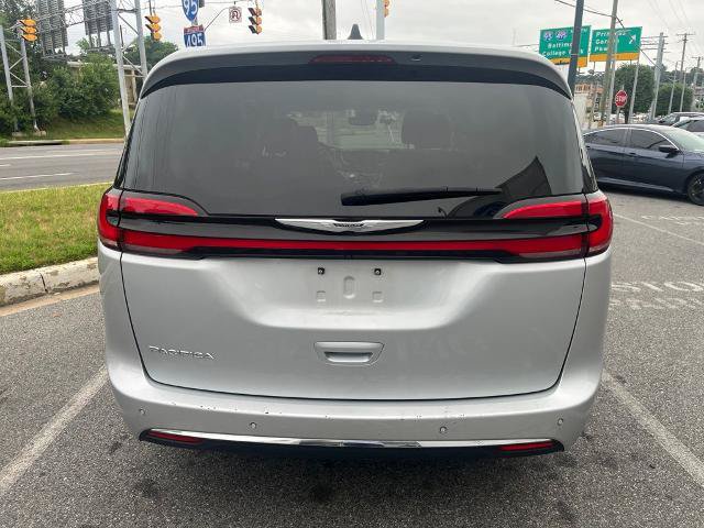 Used 2024 Chrysler Pacifica Touring-L FWD image 7