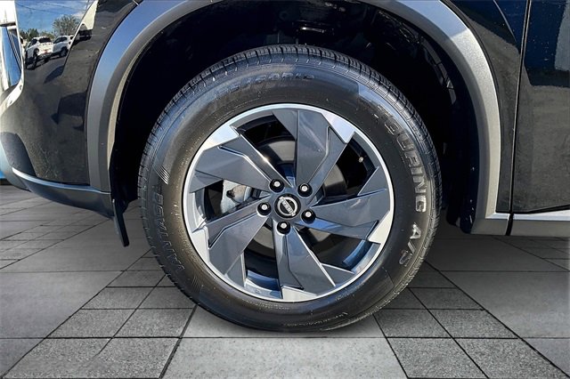 Used 2024 Nissan Rogue SV image 8