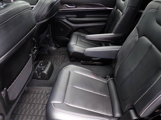Used 2024 Jeep Grand Cherokee L Limited w/ Black Appearance Package AWD/4WD image 10