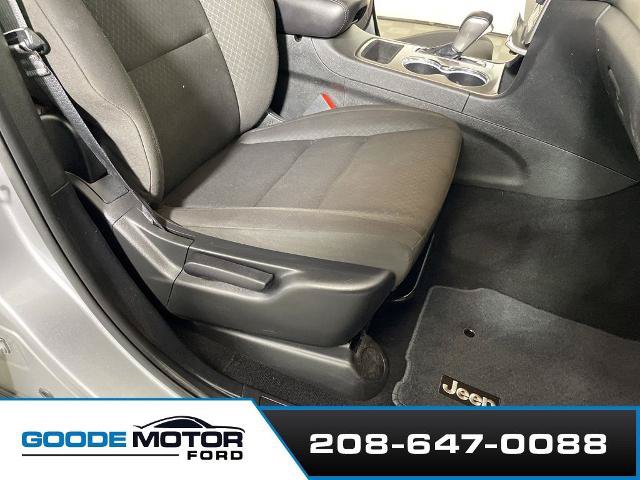 Used 2021 Jeep Grand Cherokee Laredo AWD/4WD image 23