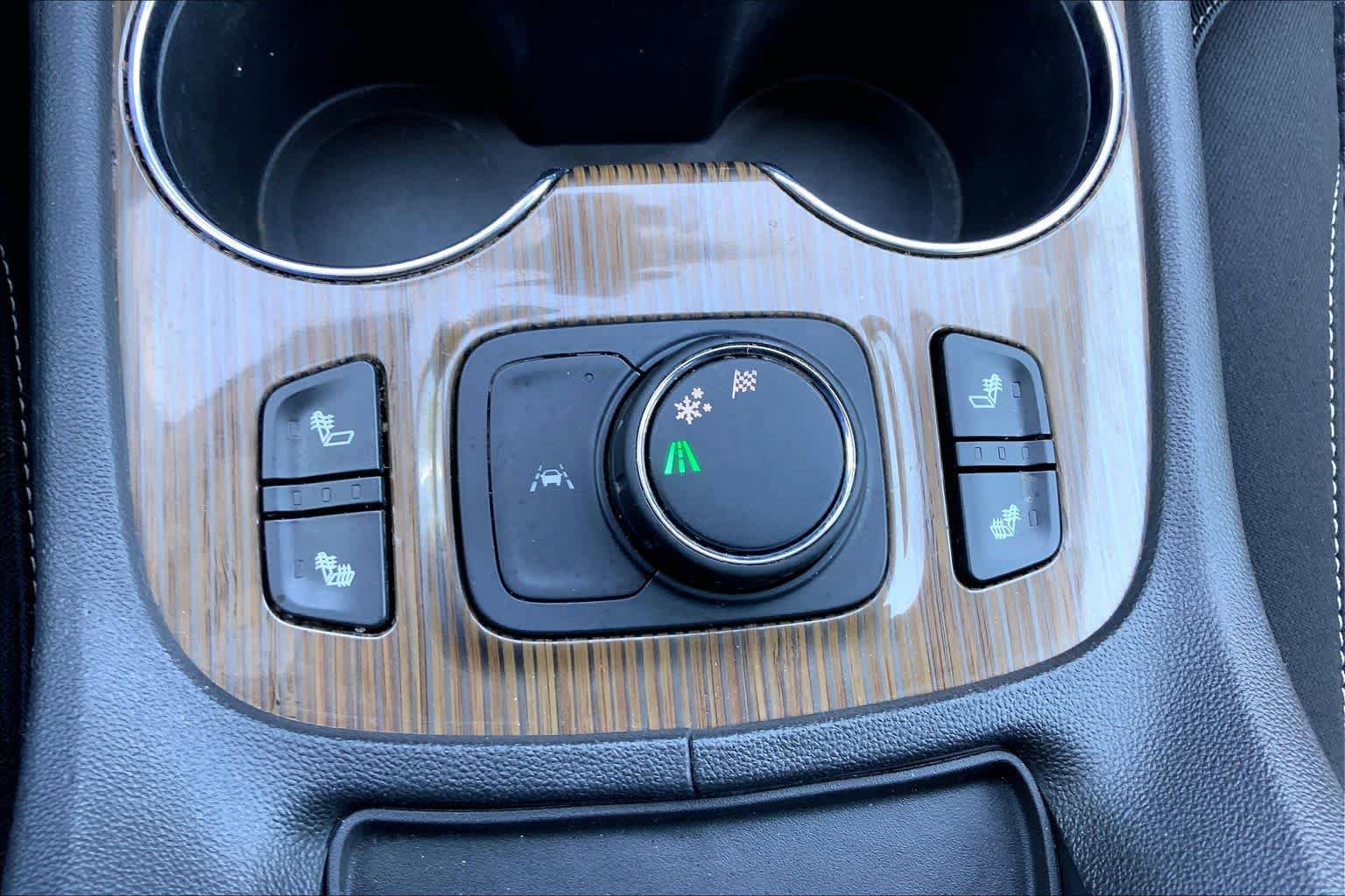 Used 2021 GMC Acadia SLE w/ Driver Convenience Package FWD image 34