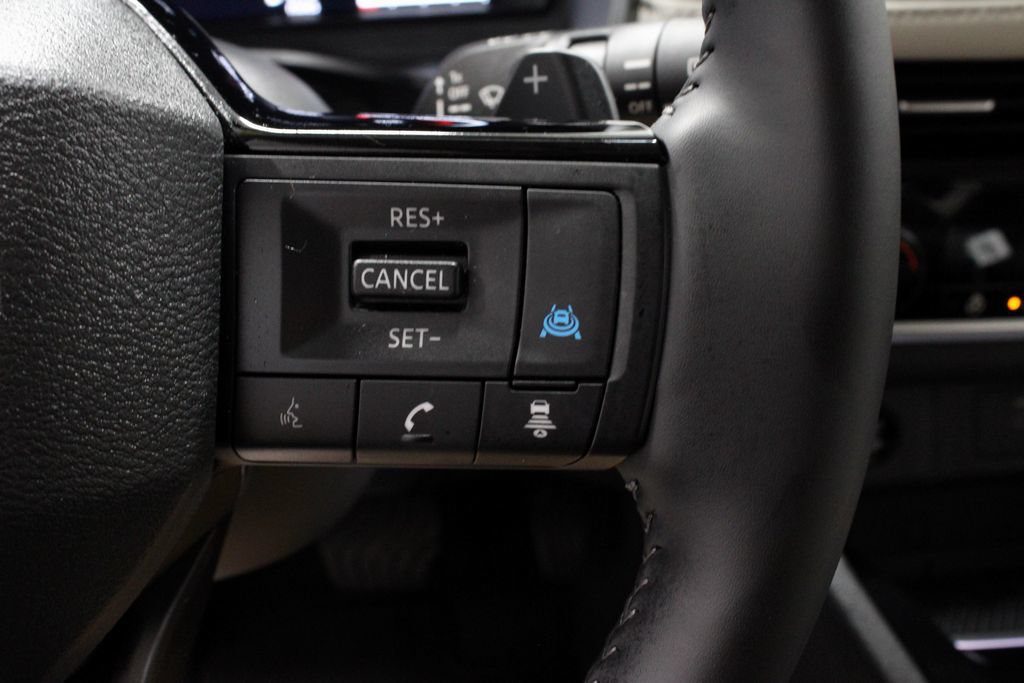 Used 2025 Nissan Rogue SL AWD/4WD image 29
