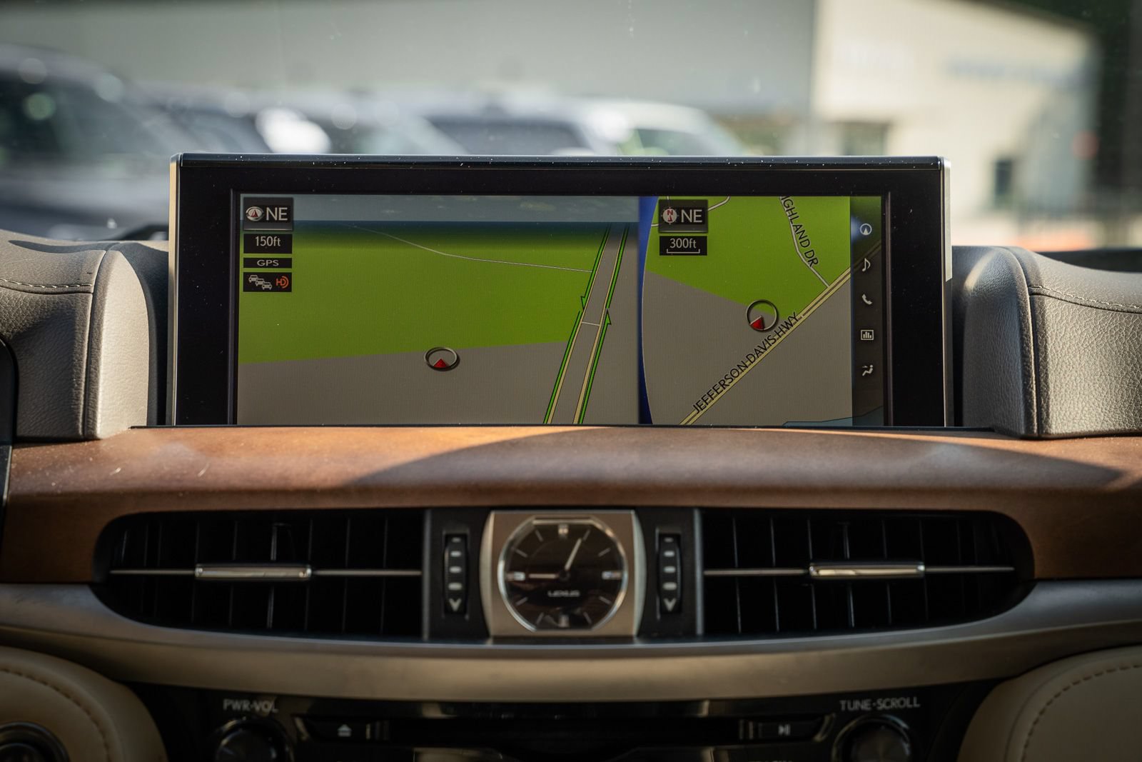 Used 2020 Lexus LX 570 4WD w/ Luxury Package image 47