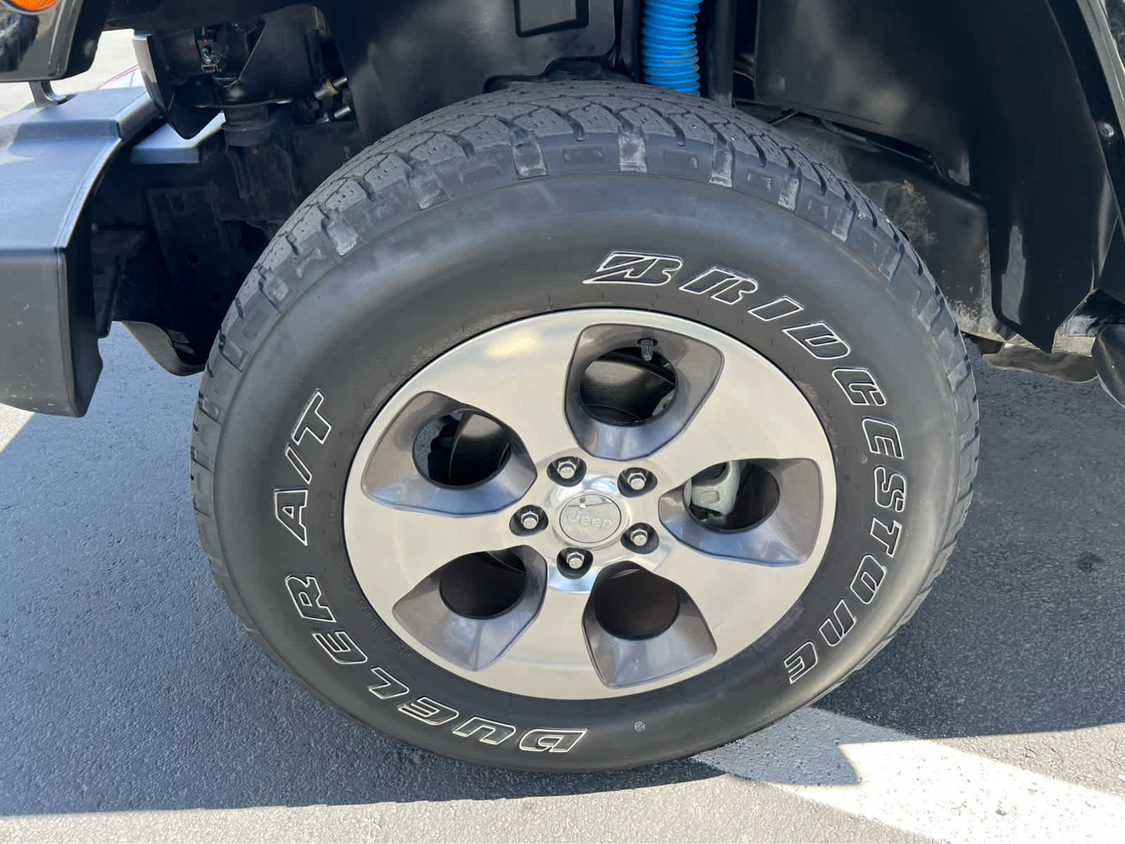 Used 2018 Jeep Wrangler Sahara w/ Connectivity Group AWD/4WD image 13