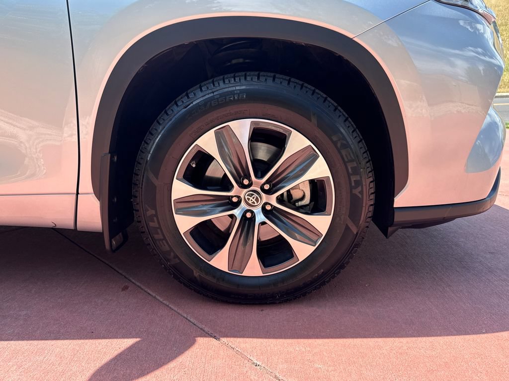 Used 2021 Toyota Highlander XLE AWD/4WD image 35