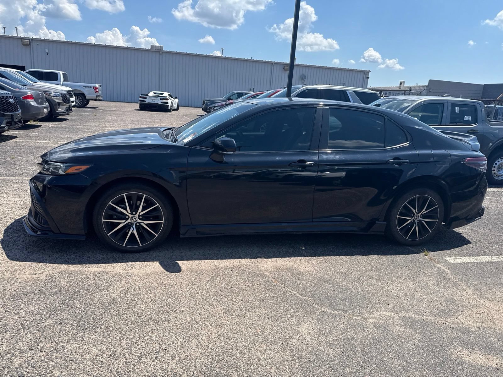 Used 2023 Toyota Camry SE FWD image 4