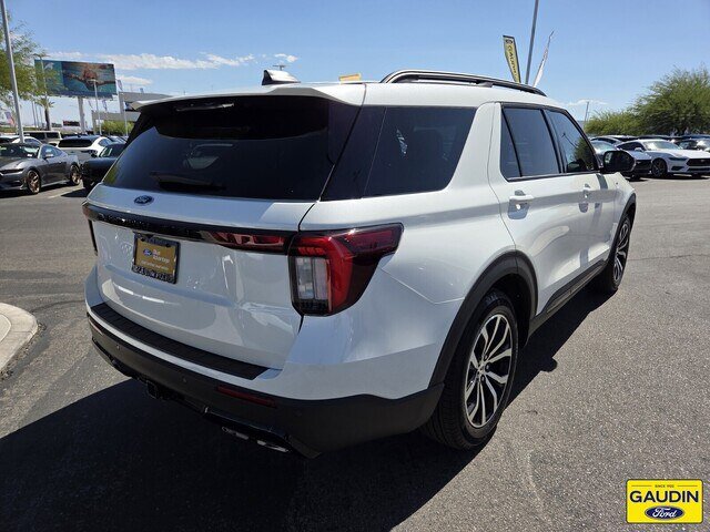 Certified 2025 Ford Explorer ST-Line RWD image 7