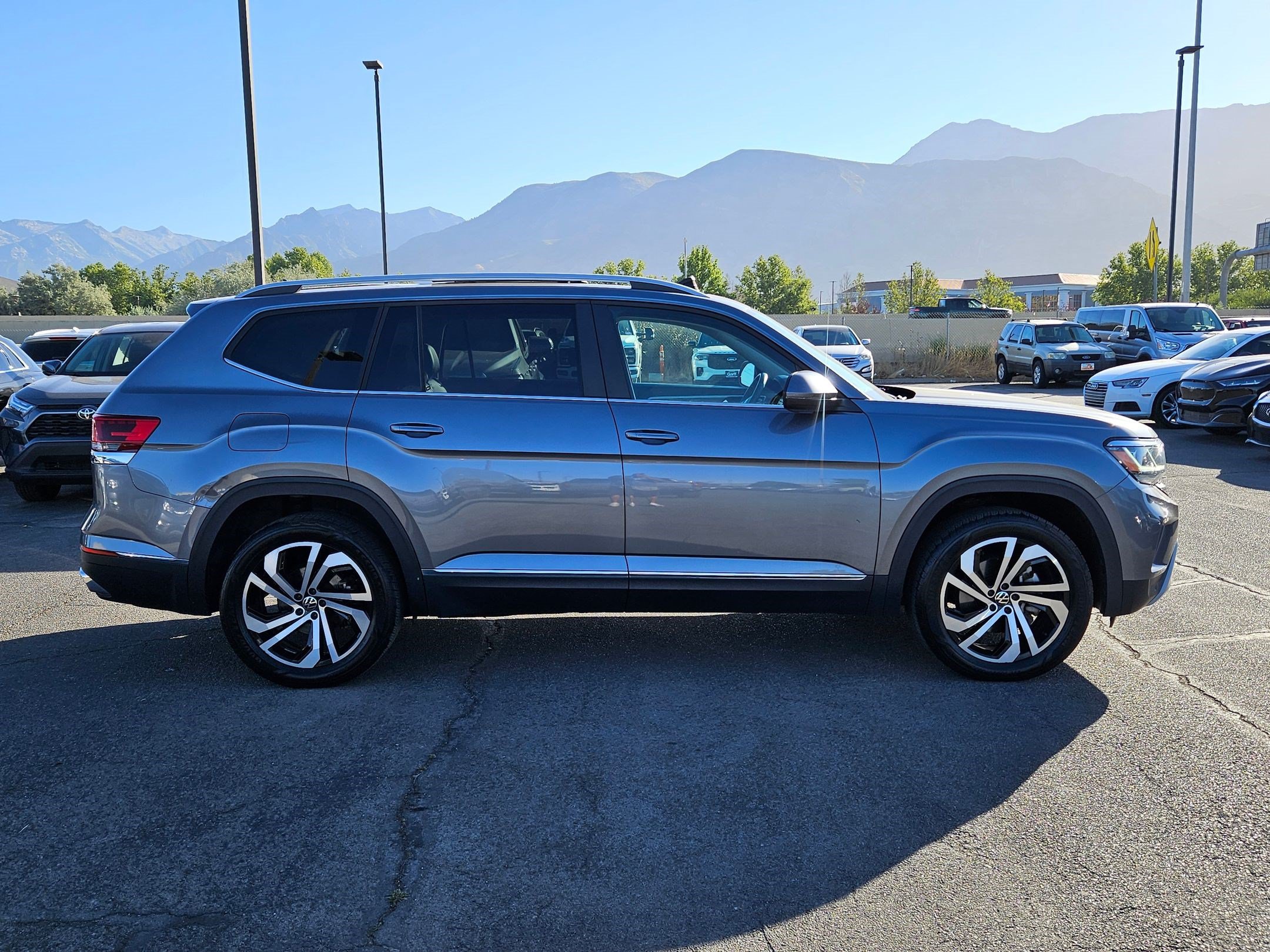Used 2022 Volkswagen Atlas SEL AWD/4WD image 2